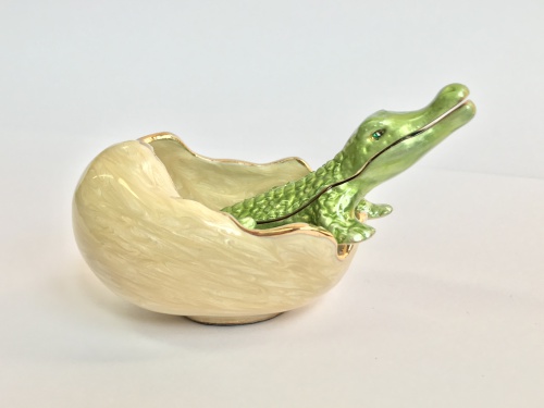 'Crocodile in the egg'' Casket photo 2