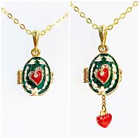 Pendant with a surprise heart green